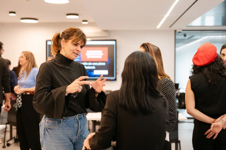 Mentora de Talentón Women ayudando a mujeres emprendedora