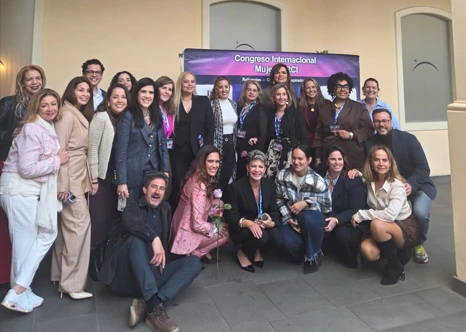 Mujeres participando en evento de emprendimiento y networking